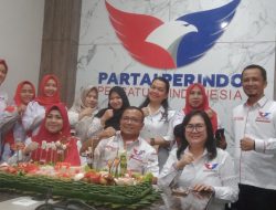 Pengurus DPW Partai Partai Perindo mengikuti lomba menghias Tumpeng yang digelar DPP Perindo